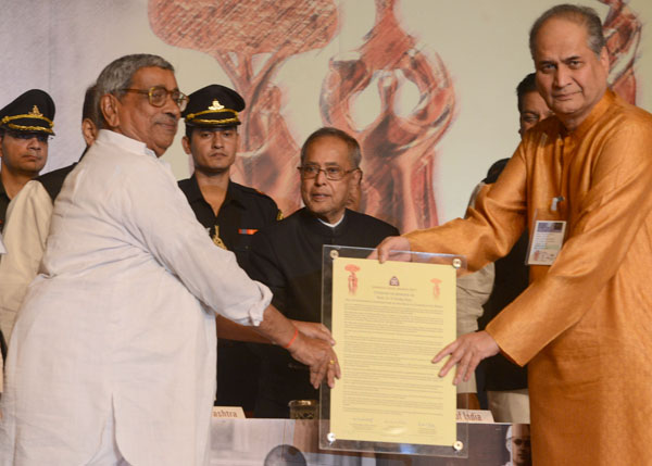 The President of India, Shri Pranab Mukherjee presenting a Jamnalal Bajaj Award for Outstanding Contribution in the field of Constructive Work to Shri G.V. Subba Rao at Mumbai in Maharashtra on November 15, 2013.