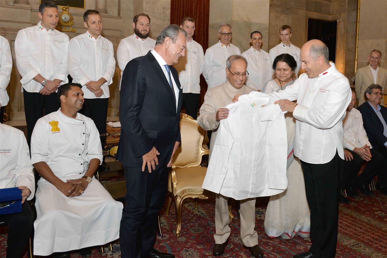 Chefs of Heads of State from across the globe those who attending the Annual General Assembly of 'Le Club des Chefs des Chefs' meeting with President of India, Shri Pranab Mukherjee at Rashtrapati Bhavan on October 24, 2016. 