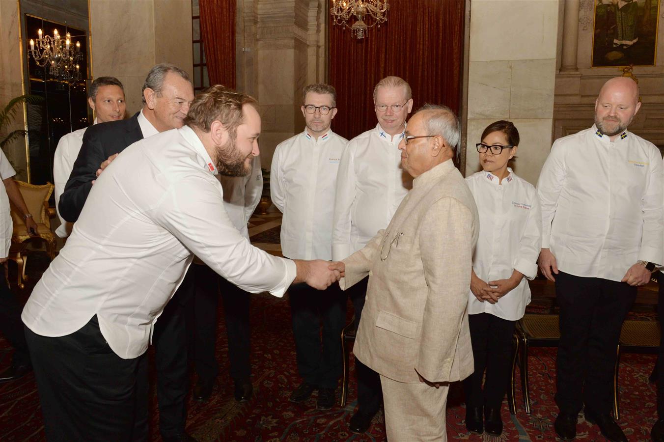 Chefs of Heads of State from across the globe those who attending the Annual General Assembly of 'Le Club des Chefs des Chefs' meeting with President of India, Shri Pranab Mukherjee at Rashtrapati Bhavan on October 24, 2016. 