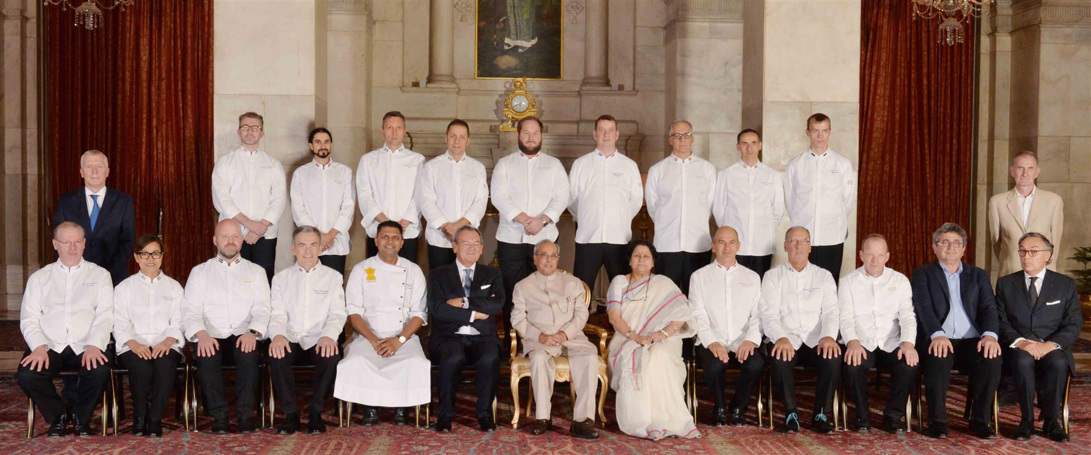 The President of India, Shri Pranab Mukherjee with Chefs of Heads of State from across the globe those who attending the Annual General Assembly of 'Le Club des Chefs des Chefs' at Rashtrapati Bhavan on October 24, 2016. 