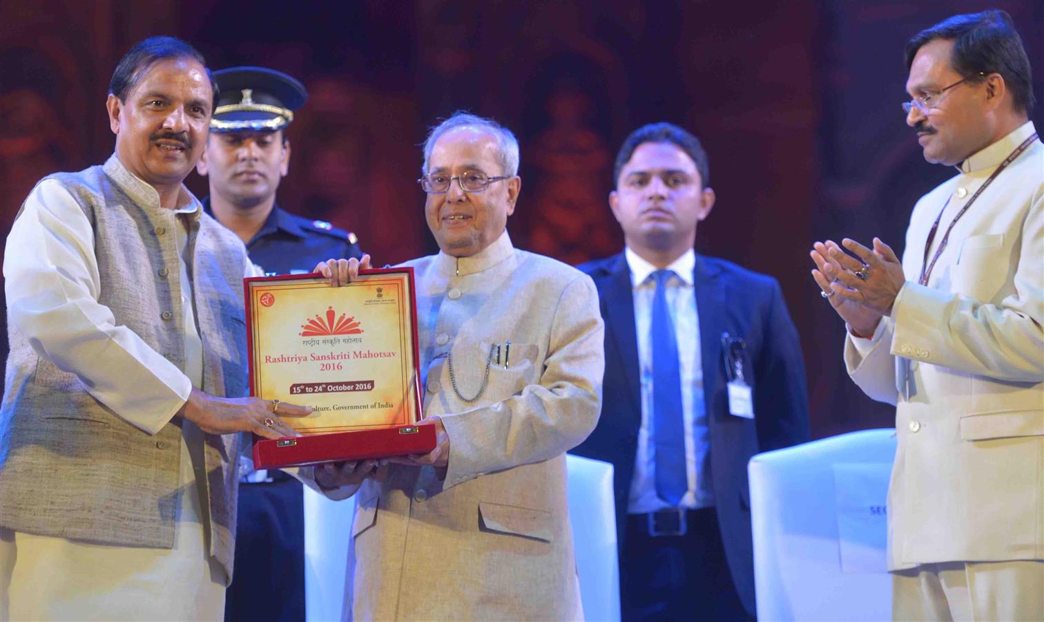 The President of India, Shri Pranab Mukherjee at the closing ceremony of the Rashtriya Sanskriti Mahotsav organized by the Ministry of Culture at Indira Gandhi National Centre for Arts, Janpath in New Delhi on October 24, 2016. 