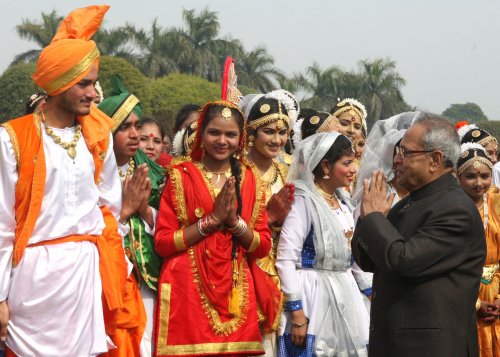 भारत के राष्ट्रपति, श्री प्रणब मुखर्जी 27 जनवरी, 2013 को नई दिल्ली में राष्ट्रपति भवन के मुगल उद्यान में लोक कलाकारों के साथ। इन कलाकारों ने (जनजातीय अतिथियों, झांकी कलाकारों, झांकी वाहन-चालकों, राष्ट्रीय सेवा योजना स्वयंसेवकों, राष्ट्रीय कैडेट कोर के कैड