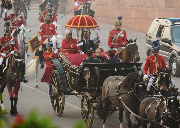 भारत के राष्ट्रपति, श्री प्रणब मुखर्जी 29 जनवरी 2014 को, विजय चौक, नई दिल्ली में बीटिंग रिट्रीट समारोह की ओर प्रस्थान। 