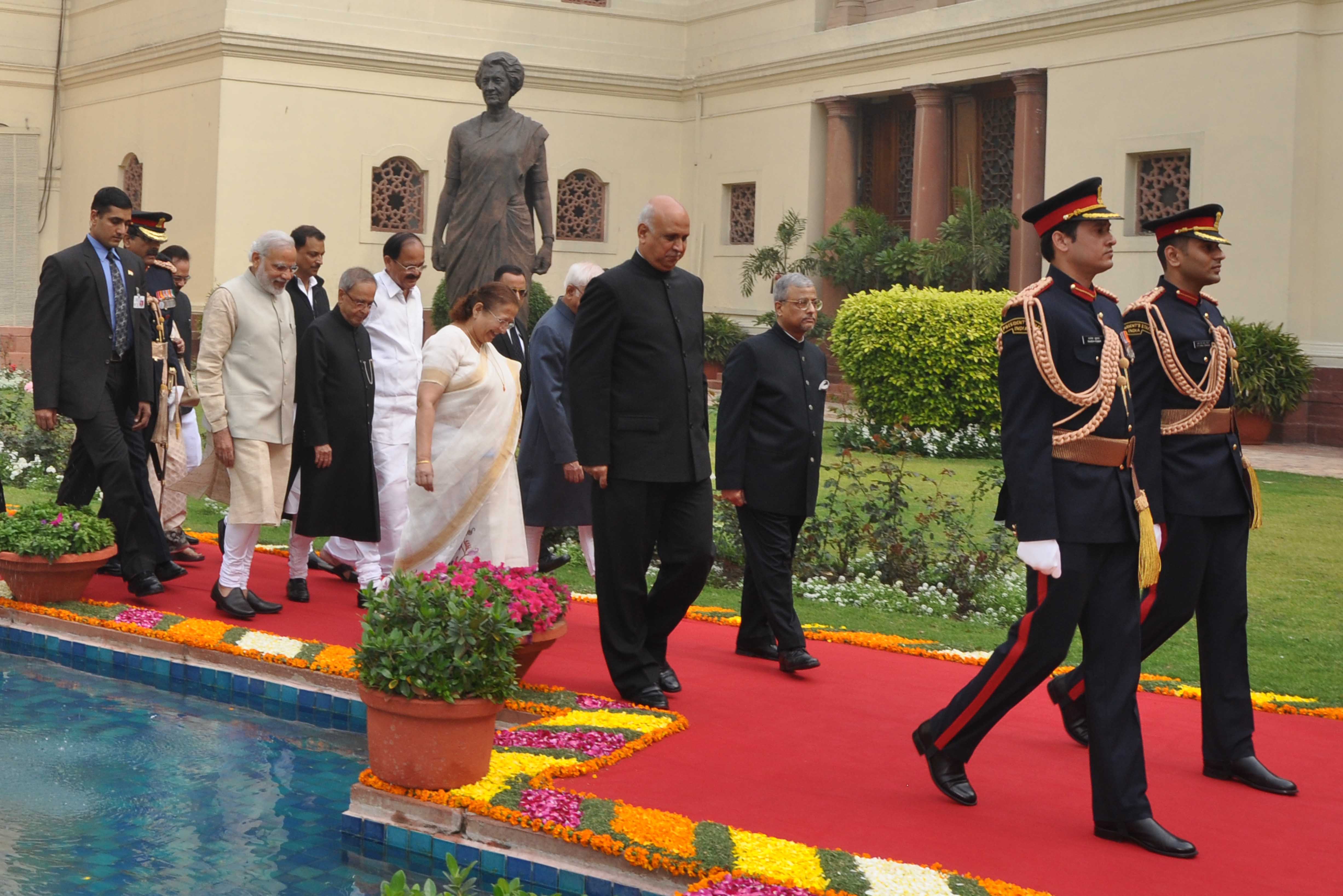 भारत के राष्ट्रपति, श्री प्रणब मुखर्जी 23 फरवरी 2015 को, संसद के दोनों सदनों को संबोधित करने के लिए नई दिल्ली में संसद के केंद्रीय कक्ष की ओर बढ़ते हुए