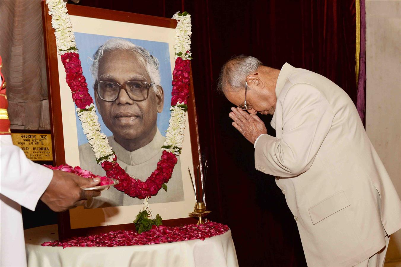 The President of India, Shri Pranab Mukherjee paying the floral tributes to the Former President of India, Shri K.R. Narayanan on the occasion of his Birth Anniversary at Rashtrapati Bhavan on October 27, 2016. 