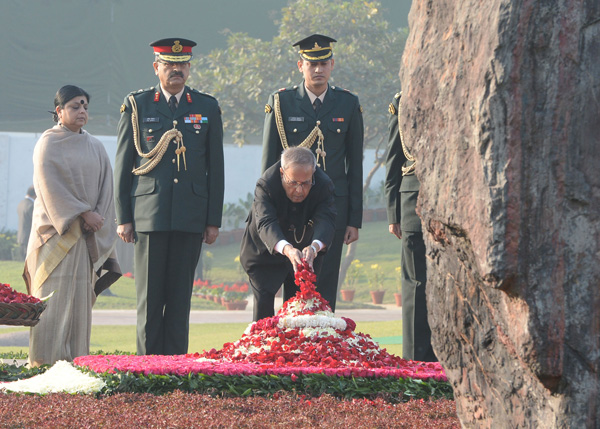 The President of India, Shri Pranab Mukherjee paying his floral tributes at the Samadhi of the former Prime Minister of India, Late Smt. Indira Gandhi at Shakti Sthal in New Delhi on November 19, 2013 to Commemorate her 96th Birth Anniversary.