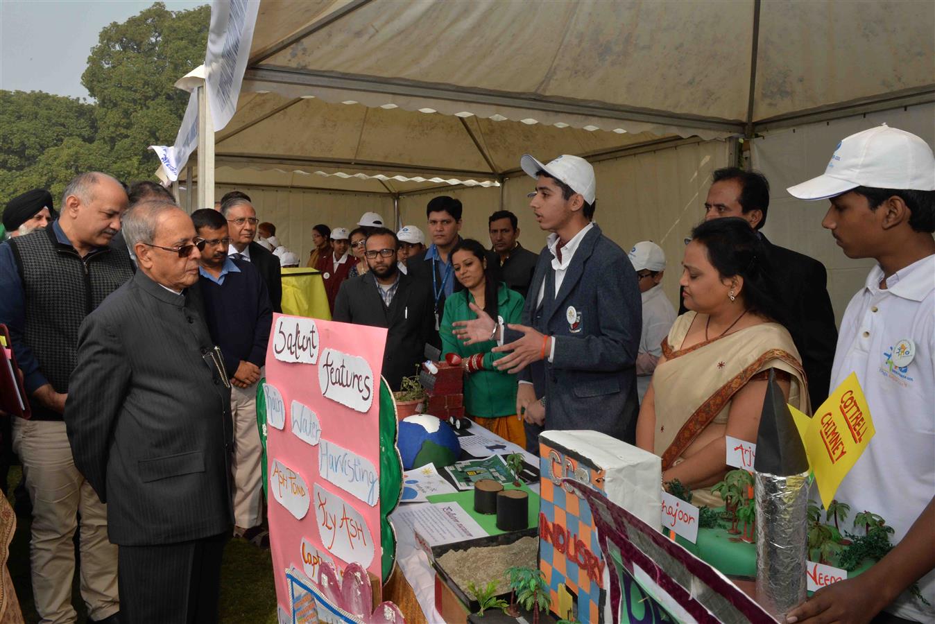 The President of India, Shri Pranab Mukherjee visiting the Stalls displaying selected entries of the Competition on science projects and artwork on the theme of Energy Conservation and Renewable Resources at the inauguration of Festival of Energy 'Umang