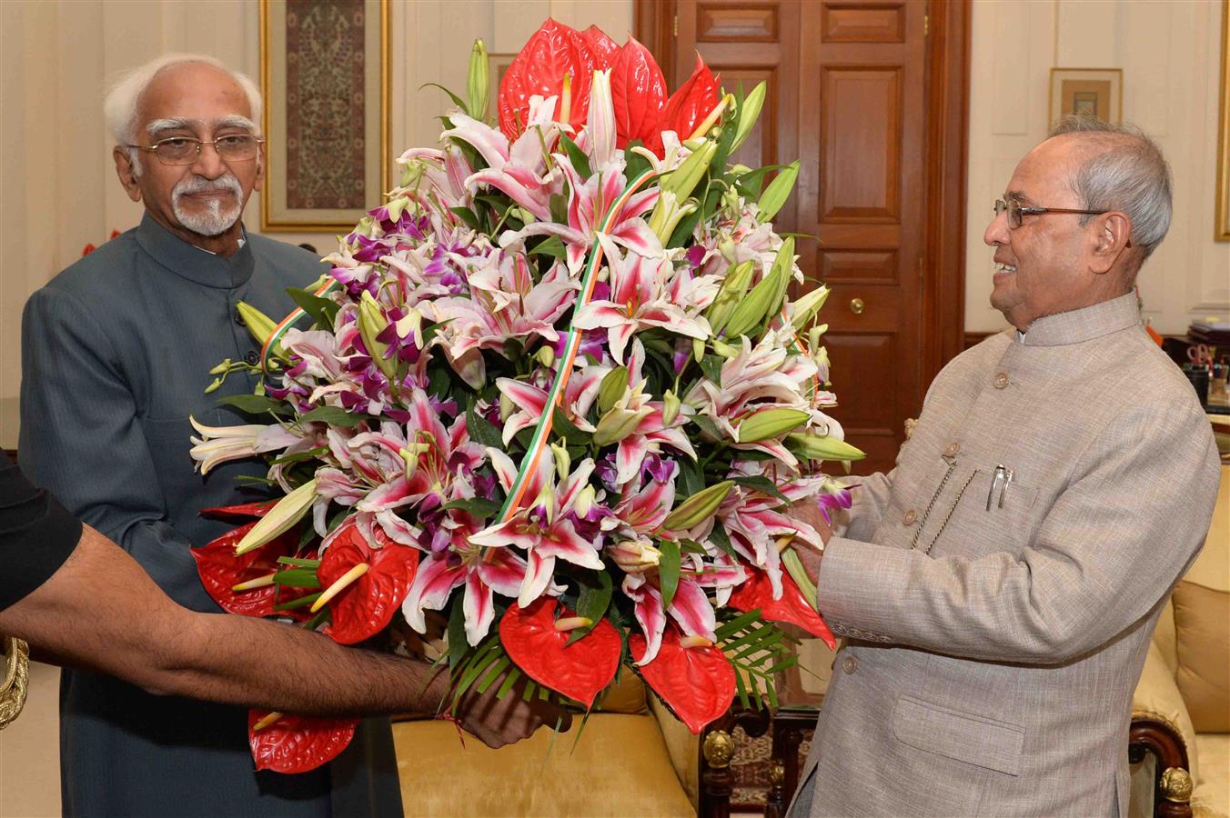 The President of India, Shri Pranab Mukherjee meeting the Vice President of India, Shri Mohd. Hamid Ansari on occasion of Diwali at Rashtrapati Bhavan on October 30, 2016. 