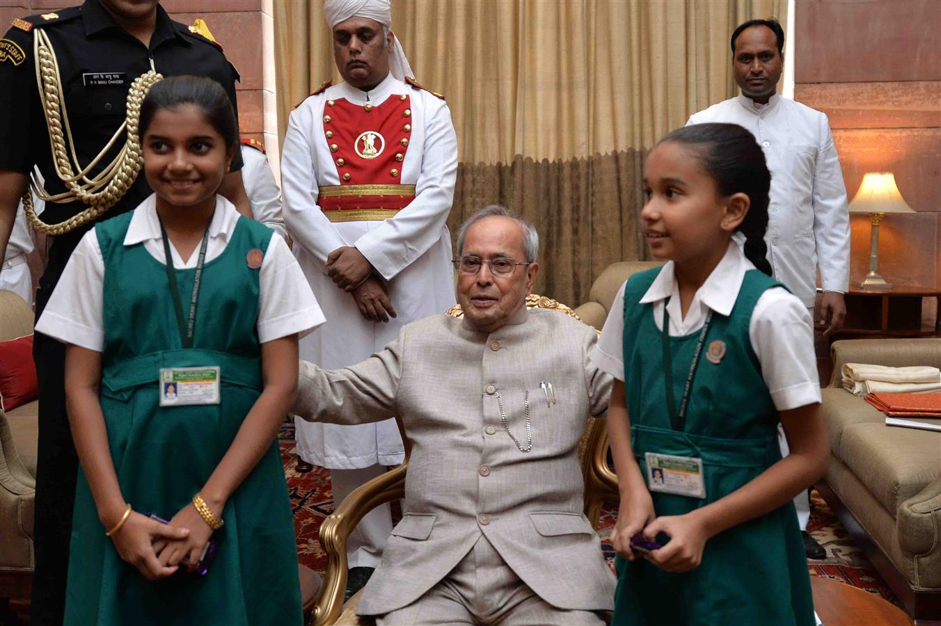 The President of India, Shri Pranab Mukherjee meeting with the people from all walks of life on the occasion of Diwali at Rashtrapati Bhavan on October 30, 2016. 