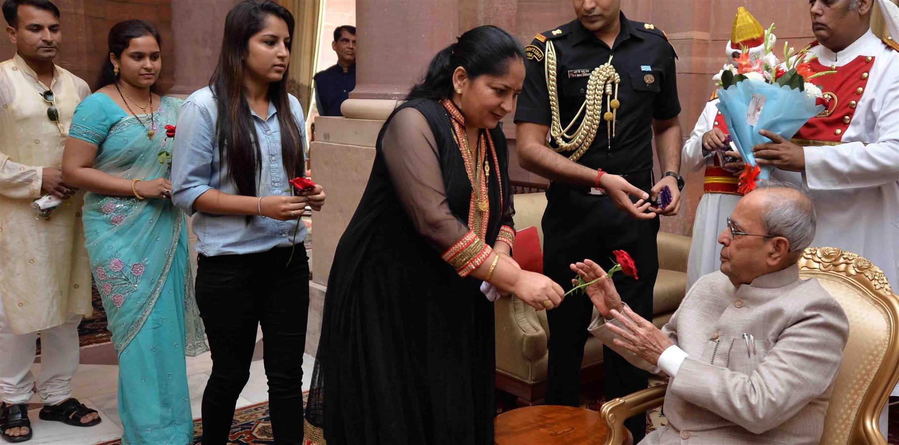 The President of India, Shri Pranab Mukherjee meeting with the people from all walks of life on the occasion of Diwali at Rashtrapati Bhavan on October 30, 2016. 