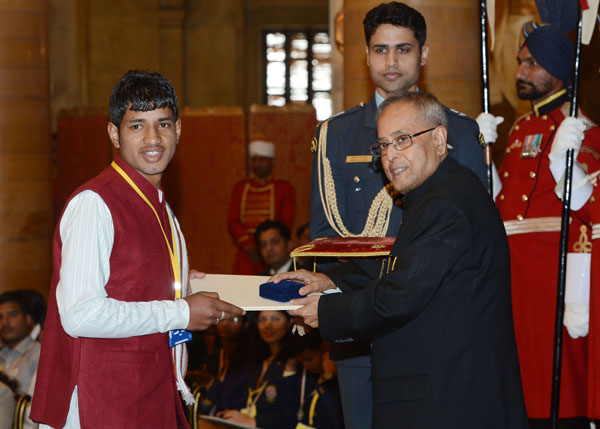 The President of India, Shri Pranab Mukherjee while presenting a Indira Gandhi National Service Scheme Award at Rashtrapati Bhavan in New Delhi on November 19, 2013.