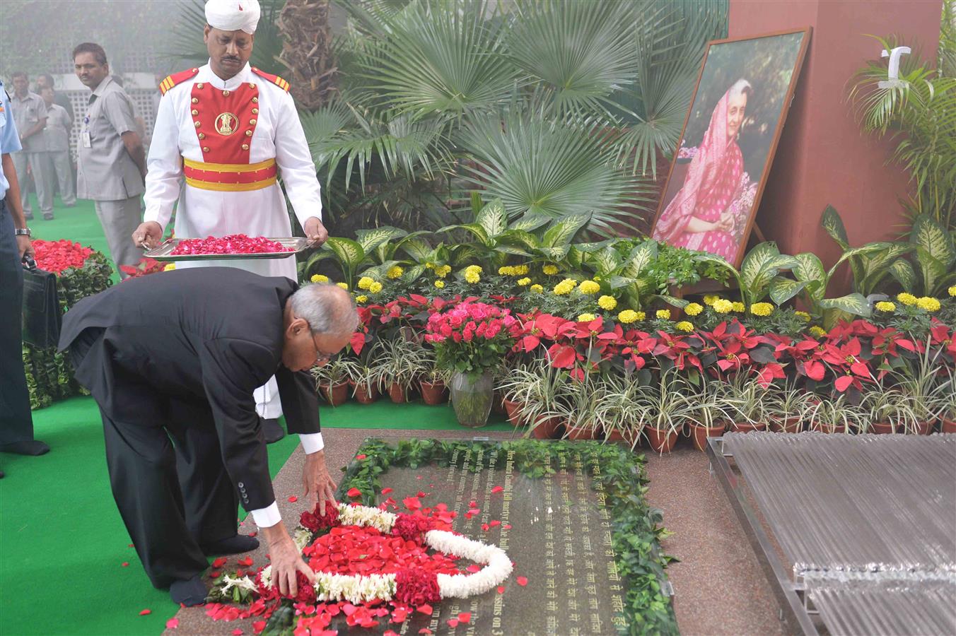 The President of India, Shri Pranab Mukherjee paying floral tributes at 1, Akbar Road on the occasion of Death anniversary of the Former Prime Minister of India, Late Smt. Indira Gandhi on October 31, 2016. 