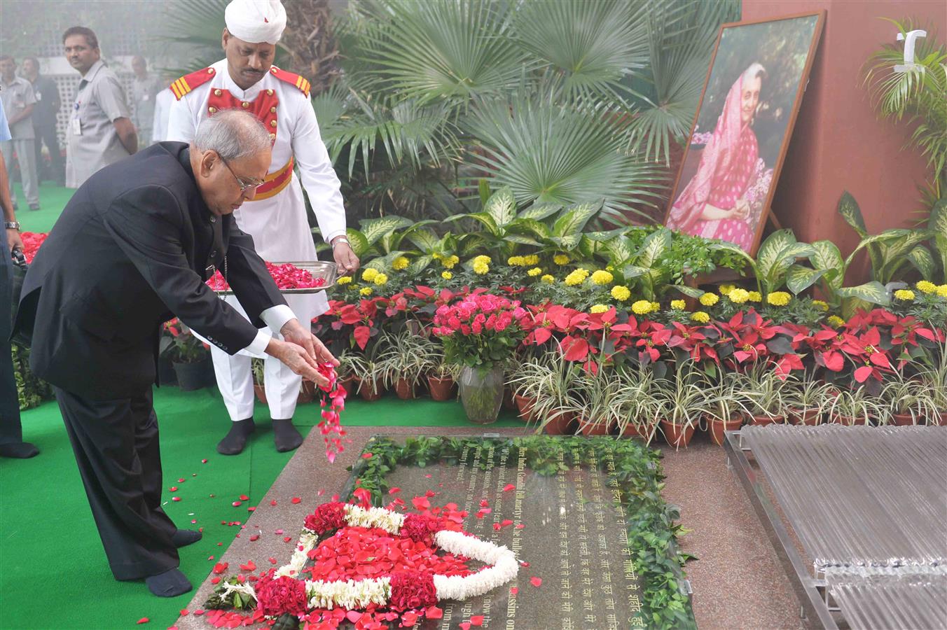 भारत के राष्ट्रपति, श्री प्रणब मुखर्जी 31 अक्तूबर, 2016 को भारत की पूर्व प्रधानमंत्री स्व. श्रीमती इंदिरा गांधी की पुण्य तिथि पर 1, अकबर रोड पर उन्हें श्रद्धांजलि अर्पित करते हुए। 