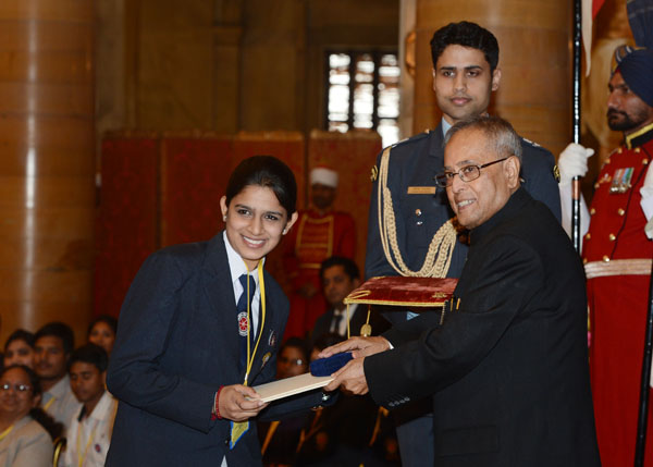 The President of India, Shri Pranab Mukherjee while presenting a Indira Gandhi National Service Scheme Award at Rashtrapati Bhavan in New Delhi on November 19, 2013.