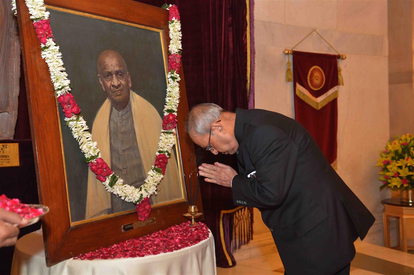 भारत के राष्ट्रपति, श्री प्रणब मुखर्जी 31 अक्तूबर, 2016 को राष्ट्रपति भवन में सरदार वल्लभभाई पटेल के जन्म दिवस के अवसर पर उनके चित्र पर पुष्पांजलि अर्पित करते हुए। 