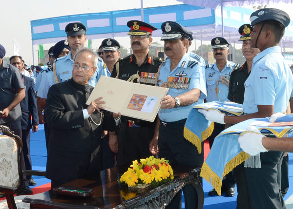 भारत के राष्ट्रपति, श्री प्रणब मुखर्जी 20 नवंबर, 2013 को हलवाड़ा, पंजाब में भारतीय वायुसेना की 220 स्क्वाड्रन तथा 32 स्क्वाड्रन को ध्वज प्रदान करने के अवसर पर प्रथम दिवस आवरण को जारी करते हुए। चित्र में, वायुसेनाध्यक्ष, एयर चीफ मार्शल, एन.ए.के. ब्राउन भी