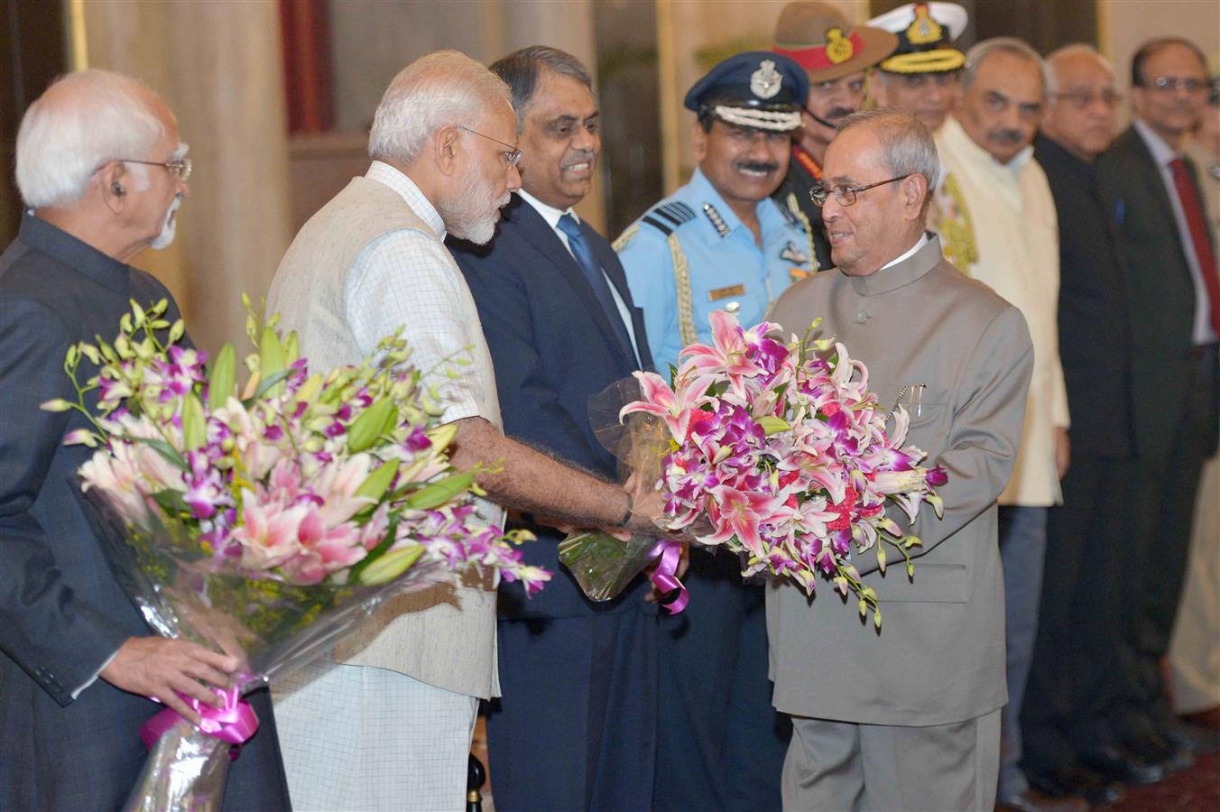 भारत के राष्ट्रपति, श्री प्रणब मुखर्जी को 2 नवम्बर, 2016 को उनकी नेपाल की राजकीय यात्रा पर प्रस्थान से पूर्व भारत के प्रधान मंत्री श्री नरेंद्र मोदी विदाई देते हुए 