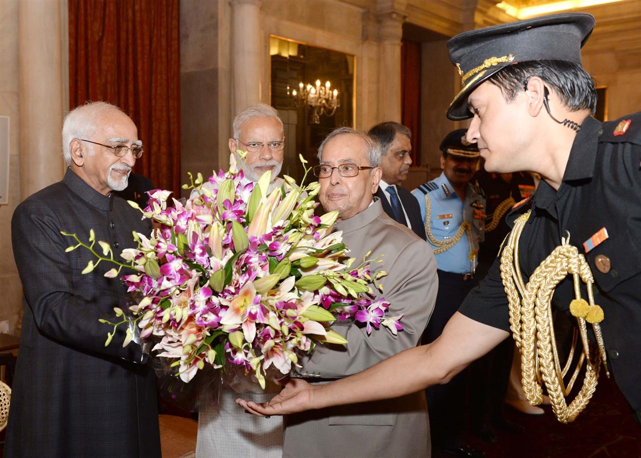 The President of India, Shri Pranab Mukherjee being bid farewell by the Vice President of India, Shri Mohd. Hamid Ansari at Rashtrapati Bhavan on November 02, 2016 before his Departure to State Visit to Nepal. 