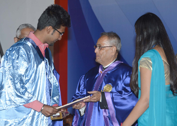 The President of India, Shri Pranab Mukherjee while presenting a degree to the student at the 9th Convocation of National Institute of Technology at Durgapur in West Bengal on November 22, 2013.