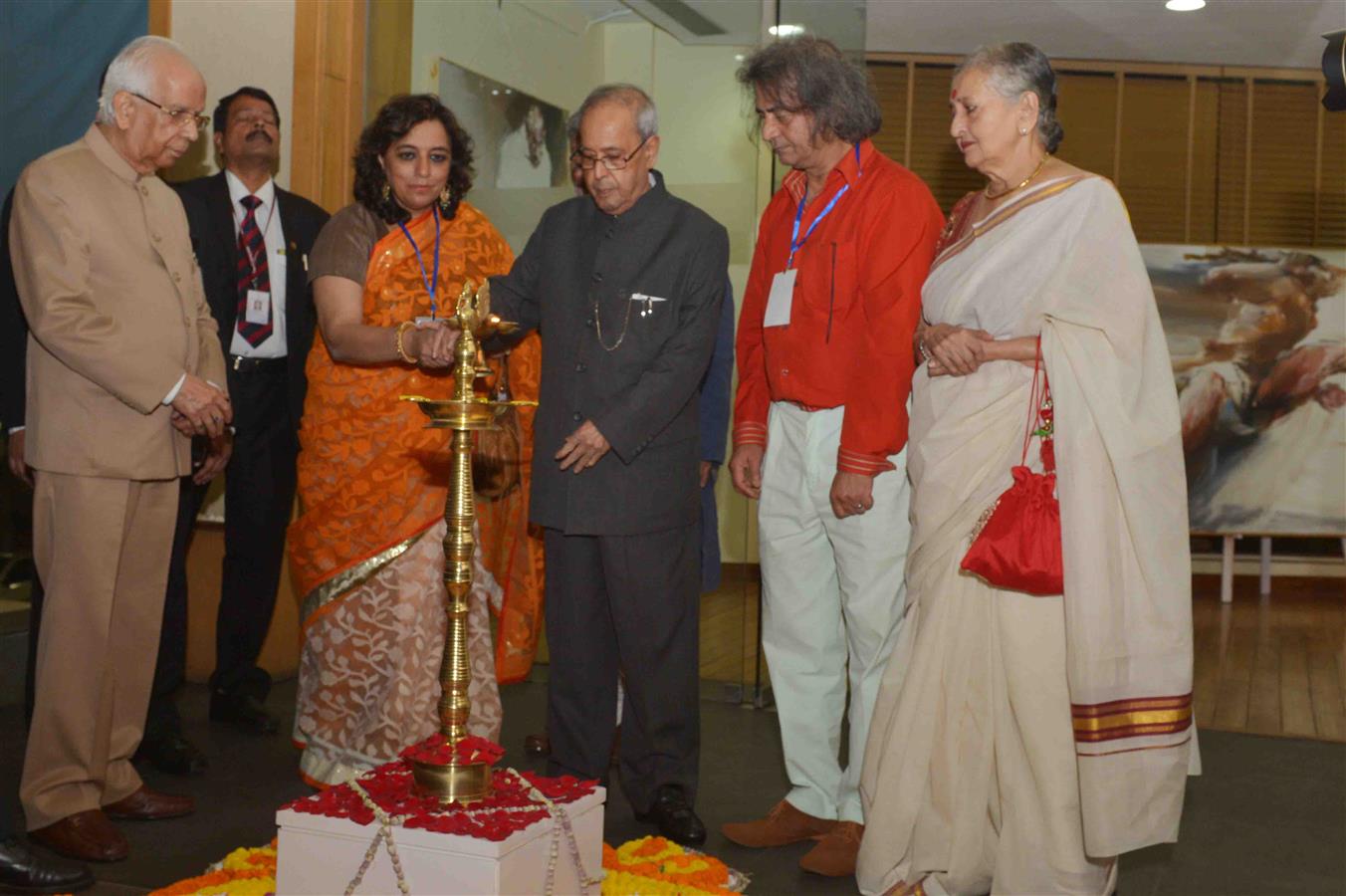 भारत के राष्ट्रपति, श्री प्रणब मुखर्जी 12 दिसम्बर, 2015 को पश्चिम बंगाल के भारतीय सांस्कृतिक संबंध परिषद, कोलकाता की गंगा कला वीथिका द्वारा आयोजित श्री शहाबुद्दीन अहमद की प्रदर्शनी का उद्घाटन करते हुए।