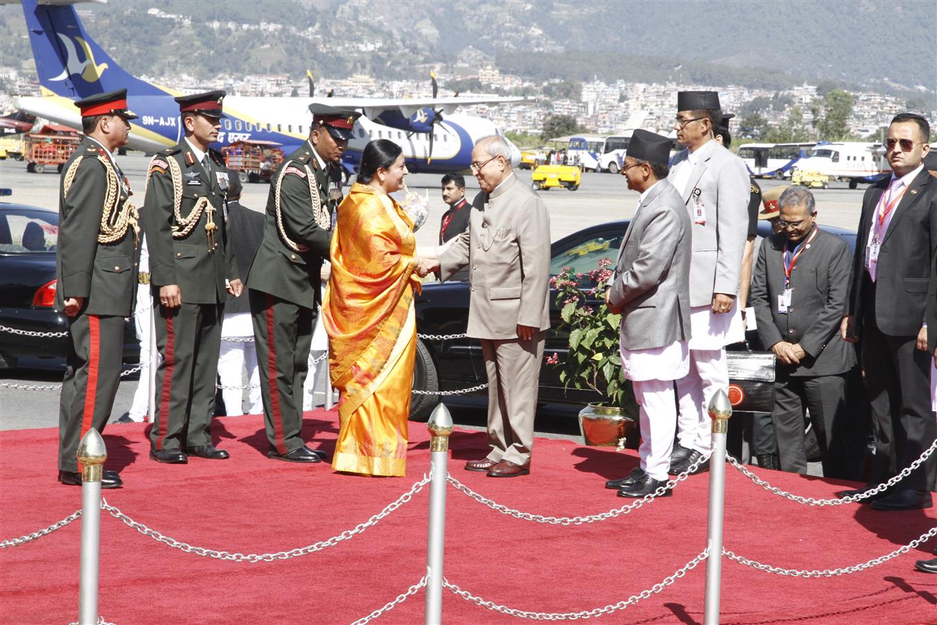 भारत के राष्ट्रपति, श्री प्रणब मुखर्जी का 02 नवम्बर, 2016 को नेपाल की महामहिम राष्ट्रपति, सुश्री विद्या देवी भंडारी द्वारा किया जा रहा स्वागत। 