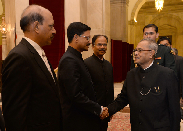 The President of India, Shri Pranab Mukherjee interacting with Director Generals of Police, Inspector General of Police from various States and Union Territories and Heads of Central Police Organizations at Rashtrapati Bhavan in New Delhi on November 23,