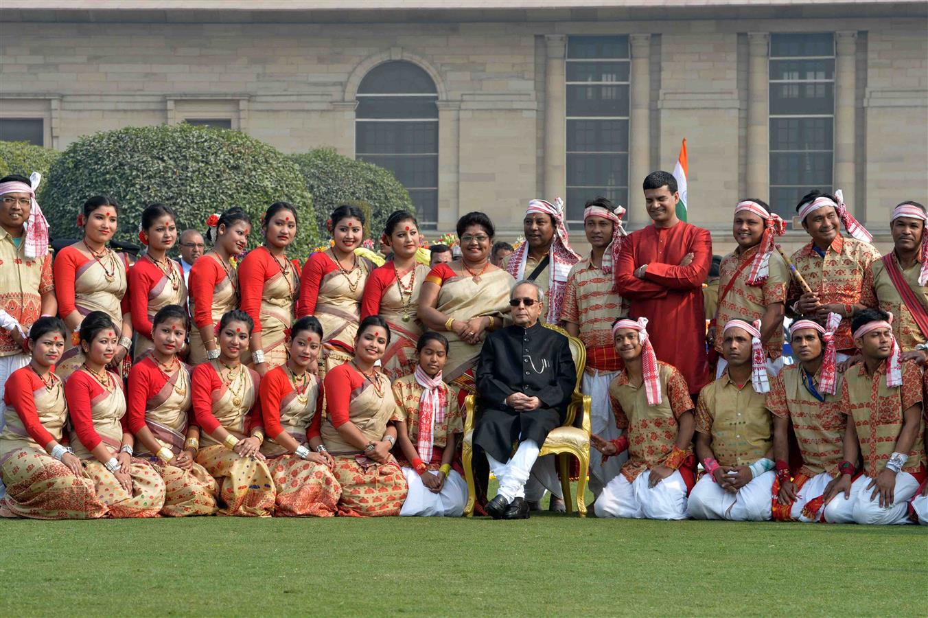 भारत के राष्ट्रपति, श्री प्रणब मुखर्जी 27 जनवरी, 2016 को राष्ट्रपति भवन में 67वें गणतंत्र दिवस परेड में भाग लेने वाले कलाकारों के साथ। 