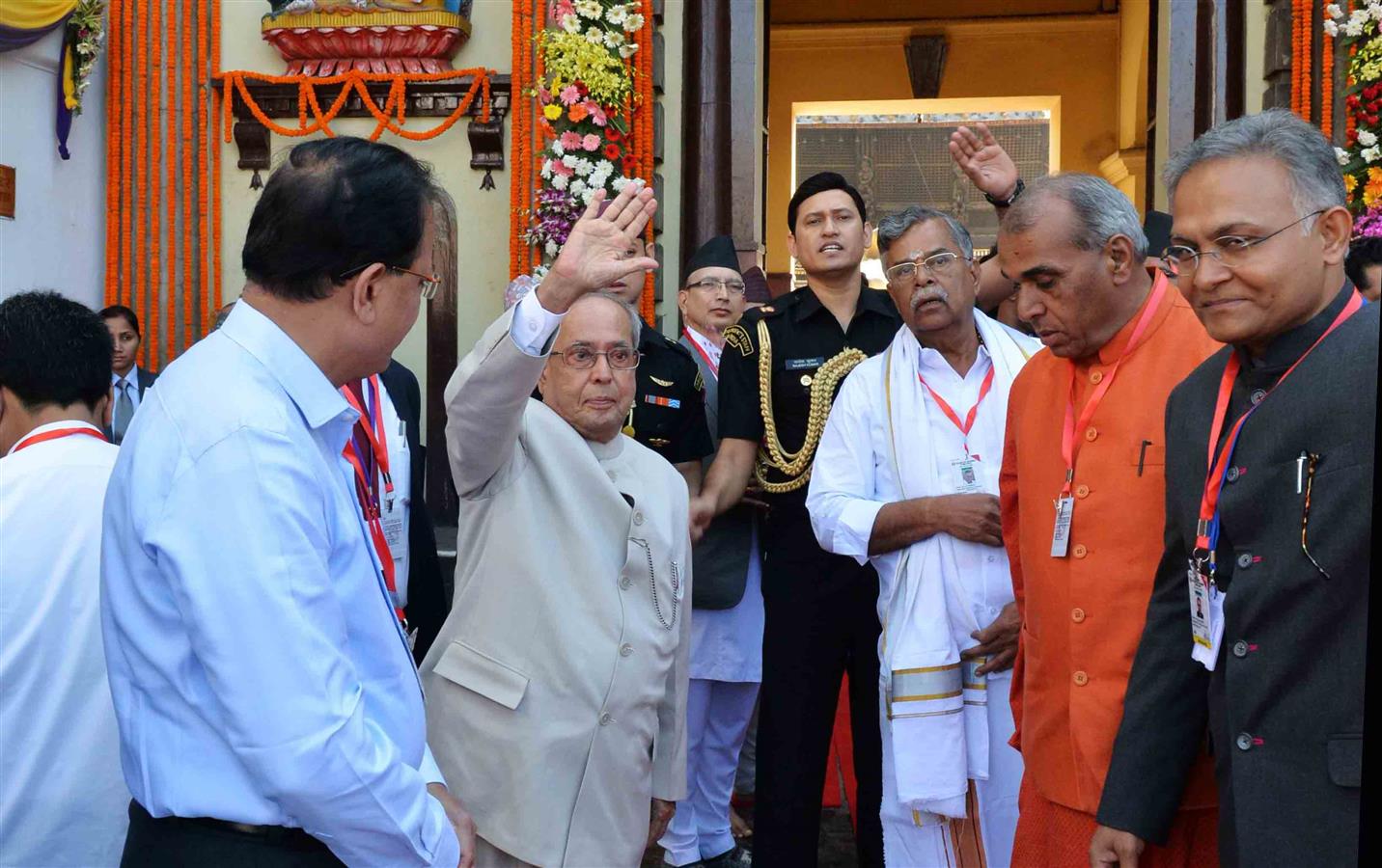 भारत के राष्ट्रपति, श्री प्रणब मुखर्जी 03 नवम्बर, 2016 को नेपाल के काठमांडू में पशुपतिनाथ मंदिर के दर्शन करते हुए। 