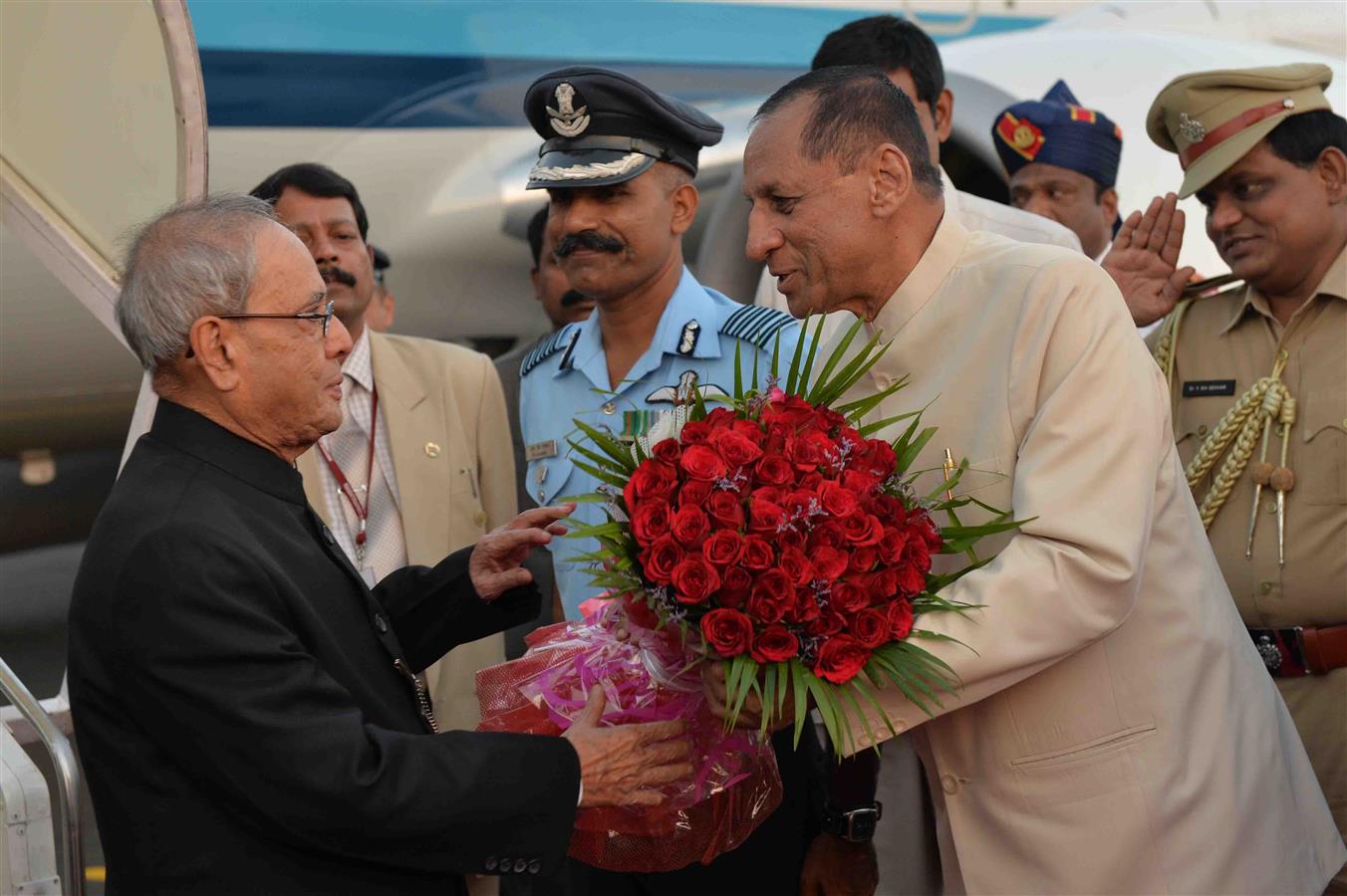 The President of India, Shri Pranab Mukherjee being received by the Governor of Andhra Pradesh and Telangana, Shri E. S. L. Narasimhan at the arrival of Hakimpet Airport in Hyderabad on December 18, 2015.