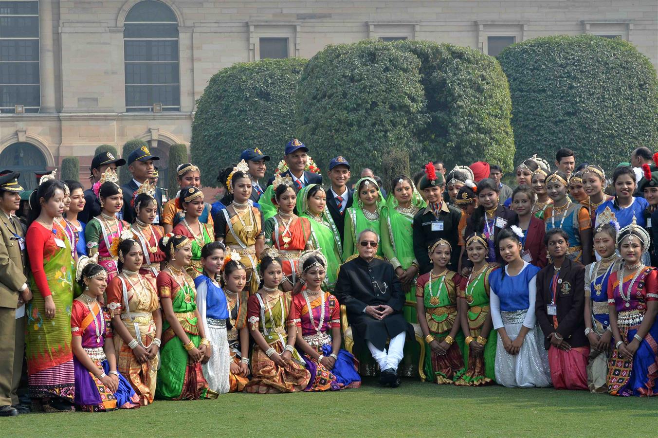 भारत के राष्ट्रपति, श्री प्रणब मुखर्जी 27 जनवरी, 2016 को राष्ट्रपति भवन में 67वें गणतंत्र दिवस परेड में भाग लेने वाले कलाकारों के साथ। 