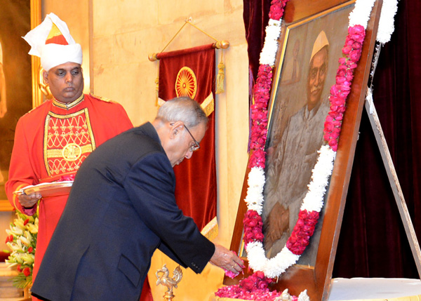 The President of India, Shri Pranab Mukherjee paying floral tributes at the portrait of the former President of India, Dr. Rajendra Prasad on the occasion of his Birth Anniversary at Durbar Hall of Rashtrapati Bhavan in New Delhi on December 3, 2013.