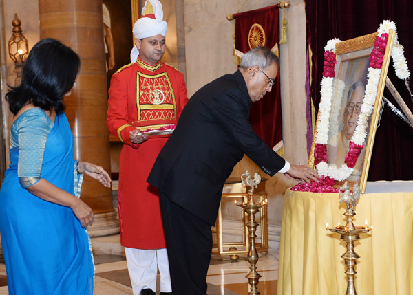 भारत के राष्ट्रपति, श्री प्रणब मुखर्जी 4 दिसम्बर 2013 को नई दिल्ली में, राष्ट्रपति भवन के दरबार हॉल में भारत के पूर्व राष्ट्रपति, श्री आर. वेंकटरमण की जन्म जयंती के अवसर पर उनके चित्र पर पुष्पांजलि अर्पित करते हुए।