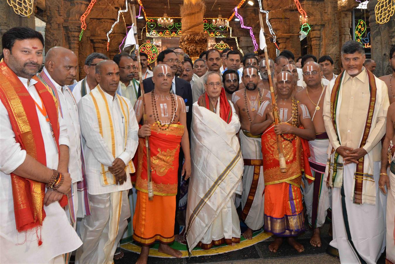 भारत के राष्ट्रपति, श्री प्रणब मुखर्जी 25 दिसम्बर, 2015 को तिरुपति में लॉर्ड वेंकटेश्वर मंदिर में दर्शन करते हुए।