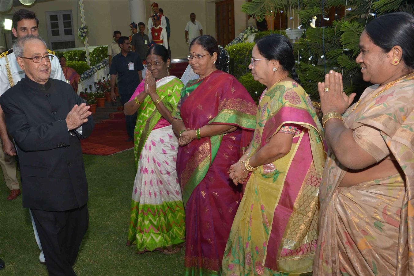 The President of India, Shri Pranab Mukherjee at the dinner hosted by the Governor of Telangana and Andhra Pradesh, Shri E.S.L. Narasimhan at Hyderabad on December 29, 2015.