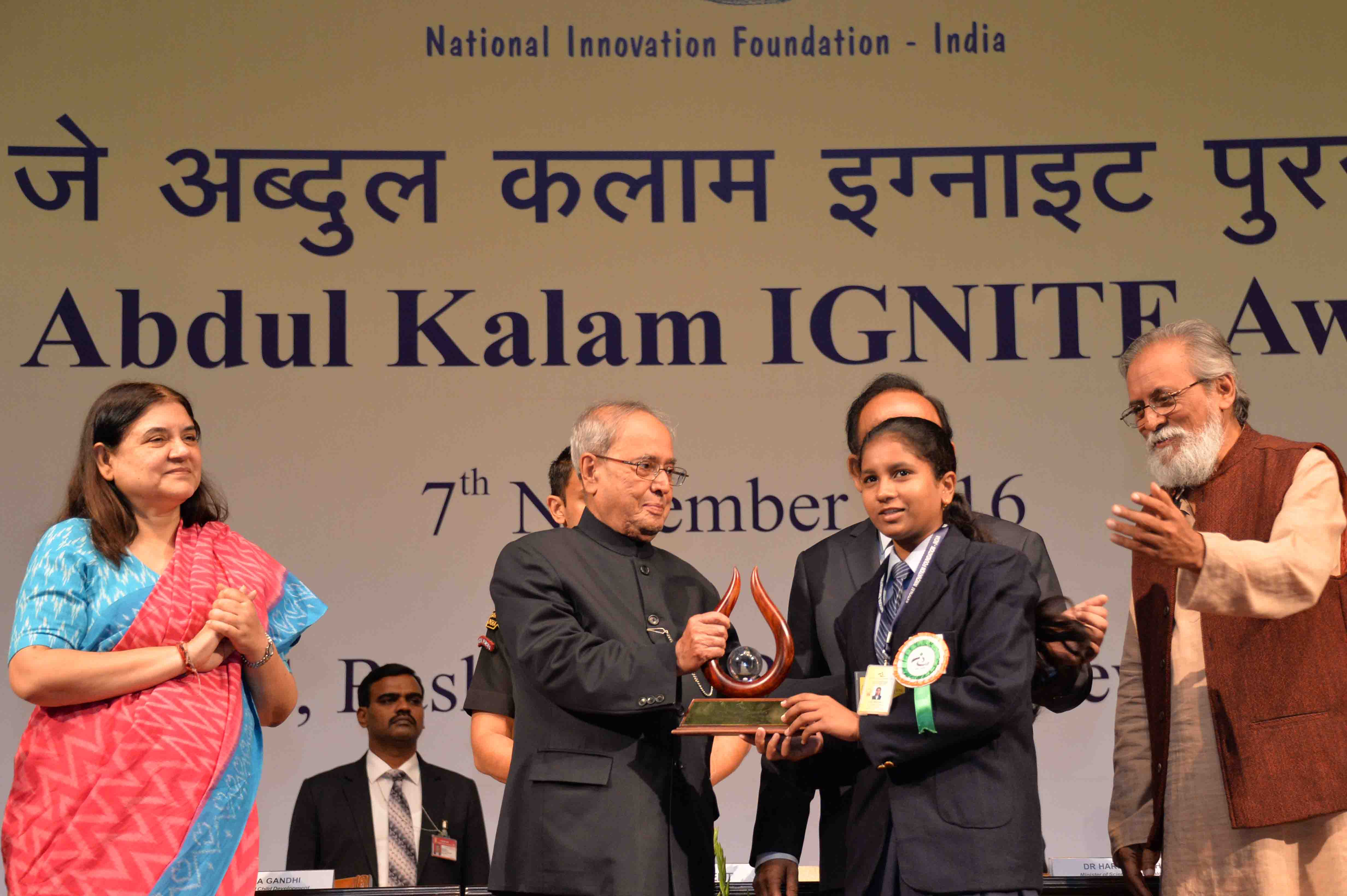 The President of India, Shri Pranab Mukherjee presenting the Dr. APJ Abdul Kalam IGNITE Awards to the winning children of IGNITE competition organized by the National Innovation Foundation at Rashtrapati Bhavan on November 7, 2016. 