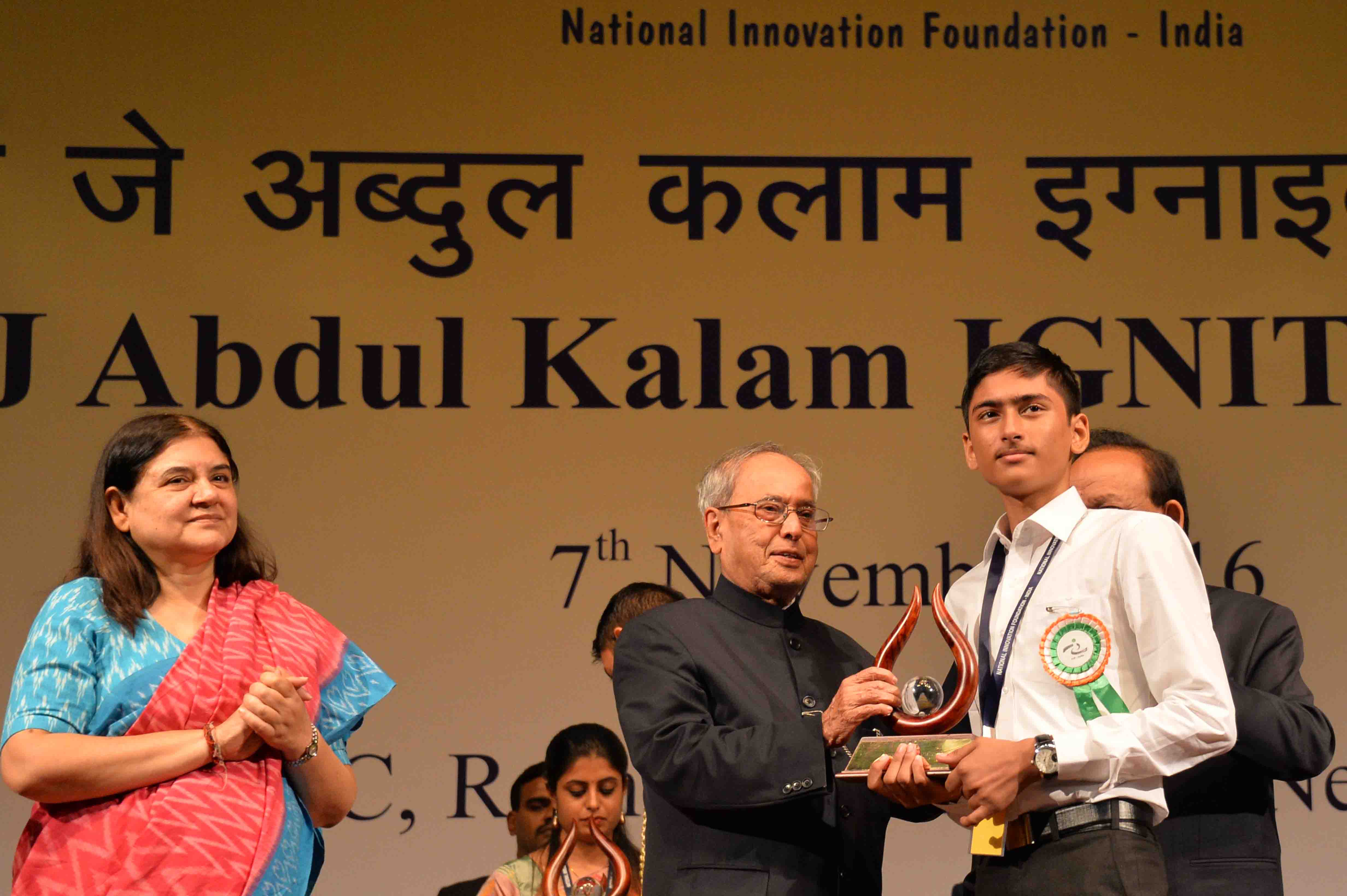 The President of India, Shri Pranab Mukherjee presenting the Dr. APJ Abdul Kalam IGNITE Awards to the winning children of IGNITE competition organized by the National Innovation Foundation at Rashtrapati Bhavan on November 7, 2016. 