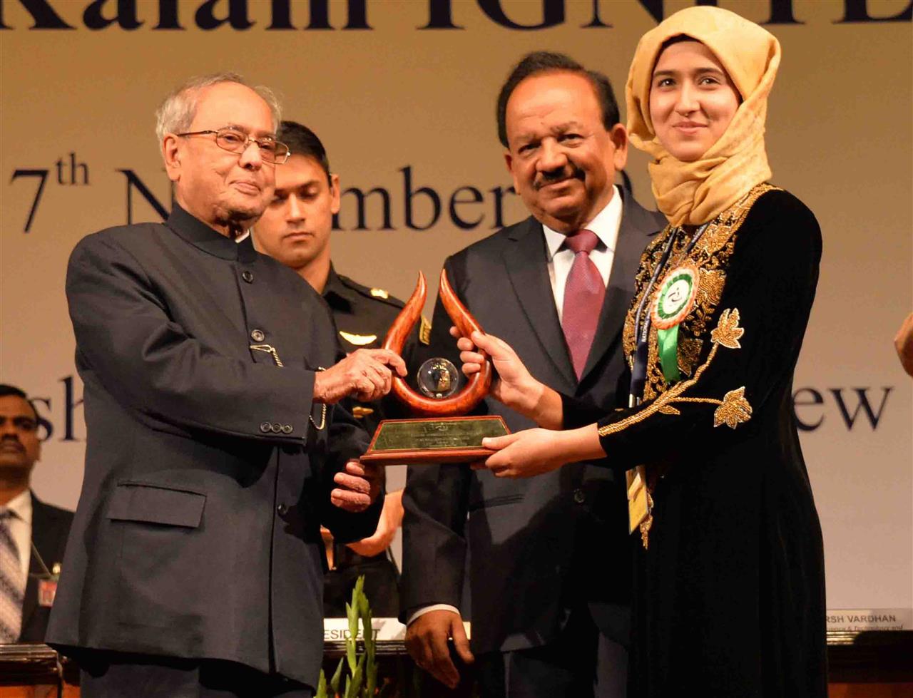 The President of India, Shri Pranab Mukherjee presenting the Dr. APJ Abdul Kalam IGNITE Awards to the winning children of IGNITE competition organized by the National Innovation Foundation at Rashtrapati Bhavan on November 7, 2016. 