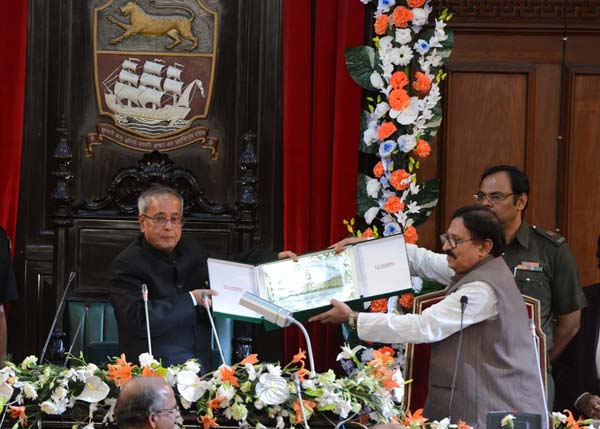 भारत के राष्ट्रपति, श्री प्रणब मुखर्जी का 6 दिसम्बर 2013 को पश्चिम बंगाल के कोलकाता में, पश्चिम बंगाल विधानसभा के प्लेटिनम जयंती समारोहों के समापन समारोह के दौरान विधान सभाध्यक्ष, श्री बिमान बनर्जी द्वारा अभिनंदन किया गया।