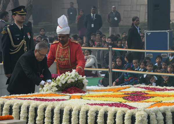 भारत के राष्ट्रपति, श्री प्रणब मुखर्जी 30 जनवरी 2014 को राष्ट्रपिता, महात्मा गांधी के 66वीं पुण्य तिथि के अवसर पर राजघाट में उनकी समाधि पर श्रद्धांजलि अर्पित करते हुए। 