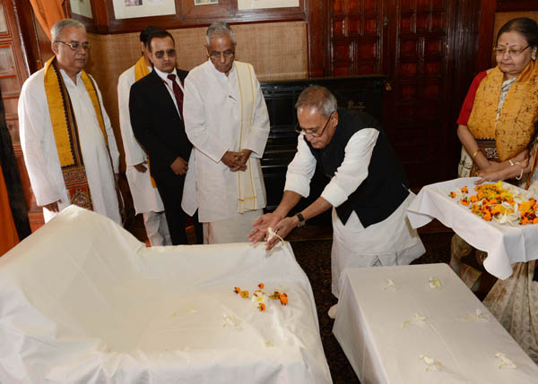 The President of India, Shri Pranab Mukherjee paying floral tributes to Gurudev Rabindranath Tagore at Udayana, Santiniketan in West Bengal on December 7, 2013. Also seen is Governor of West Bengal, Shri M.K. Narayanan.