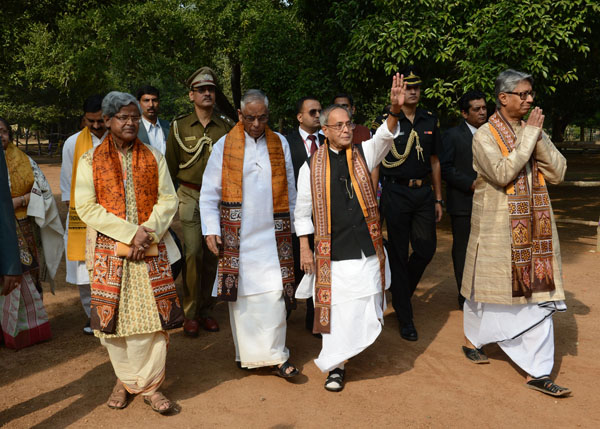 भारत के राष्ट्रपति, श्री प्रणब मुखर्जी 7 दिसम्बर 2013 को पश्चिम बंगाल के शांतिनिकेतन में विश्व-भारती विश्वविद्यालयों के 48वें दीक्षांत समारोह में भाग लेते हुए। चित्र में पश्चिम बंगाल के राज्यपाल, श्री एम.के. नारायणन तथा विश्व भारती के कुलपति, प्रो. सुशांत