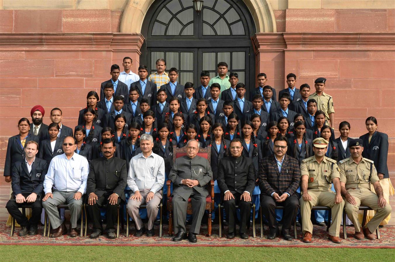 The President of India, Shri Pranab Mukherjee with Students from Government Higher Secondary School, Orchha, Narayanpur District, Chhattisgarh at Rashtrapati Bhavan on November 11, 2016. 