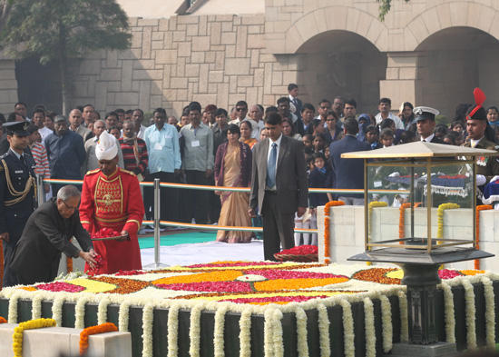 भारत के राष्ट्रपति, श्री प्रणब मुखर्जी 30 जनवरी, 2013 को नई दिल्ली में राजघाट पर राष्ट्रपिता महात्मा गांधी की समाधि पर, उनकी 65वीं पुण्य तिथि पर उन्हें श्रद्धांजलि देते हुए।