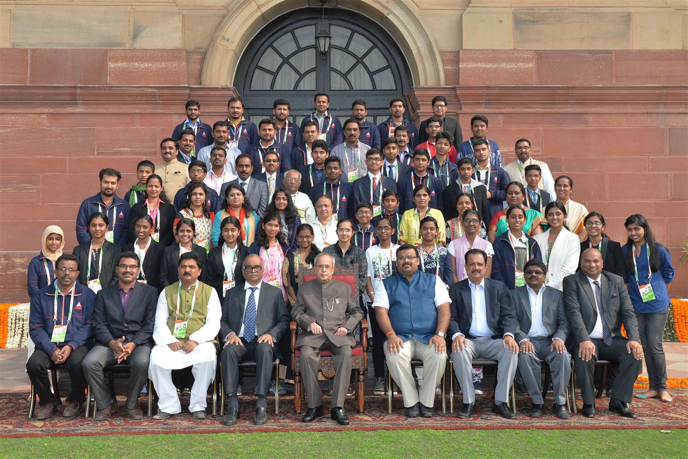 The President of India, Shri Pranab Mukherjee with students and teachers from UAE and Kerala attending the programme 'Proud to be an Indian' organized by the Asianet News, Thiruvananthapuram at Rashtrapati Bhavan on January 29, 2016. 