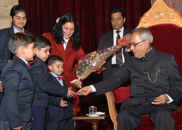 भारत के राष्ट्रपति, श्री प्रणब मुखर्जी 1 जनवरी 2014 को, नव वर्ष दिवस के अवसर पर राष्ट्रपति भवन, नई दिल्ली में समाज के विभिन्न वर्गों के व्यक्तियों से मिलते हुए। 