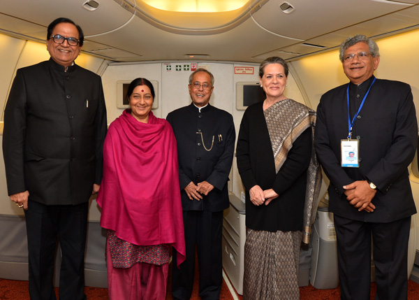 The President of India, Shri Pranab Mukherjee along with his member of delegation at Air India Special Aircraft on the way back to India after attending the Memorial Service in honour of the former President of South Africa, Dr. Nelson Mandela on Decembe