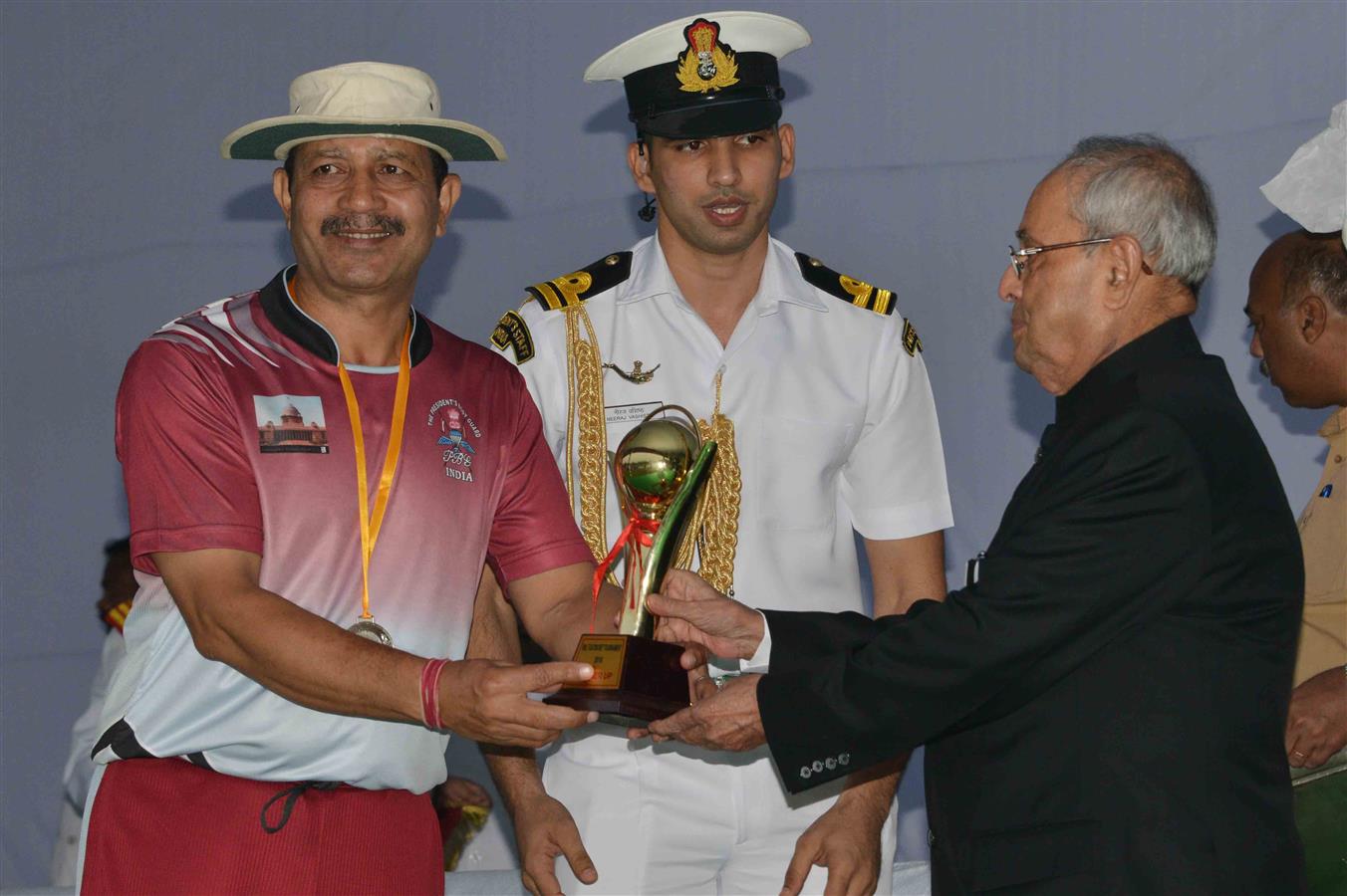 The President of India, Shri Pranab Mukherjee presenting the prizes and trophies to the participant of the Rashtrapati Bhavan League T-20 Cricket Tournament-2016 at President's Estate on November 13, 2016. 