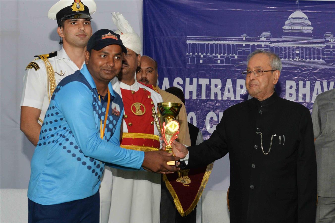 The President of India, Shri Pranab Mukherjee presenting the prizes and trophies to the participant of the Rashtrapati Bhavan League T-20 Cricket Tournament-2016 at President's Estate on November 13, 2016. 