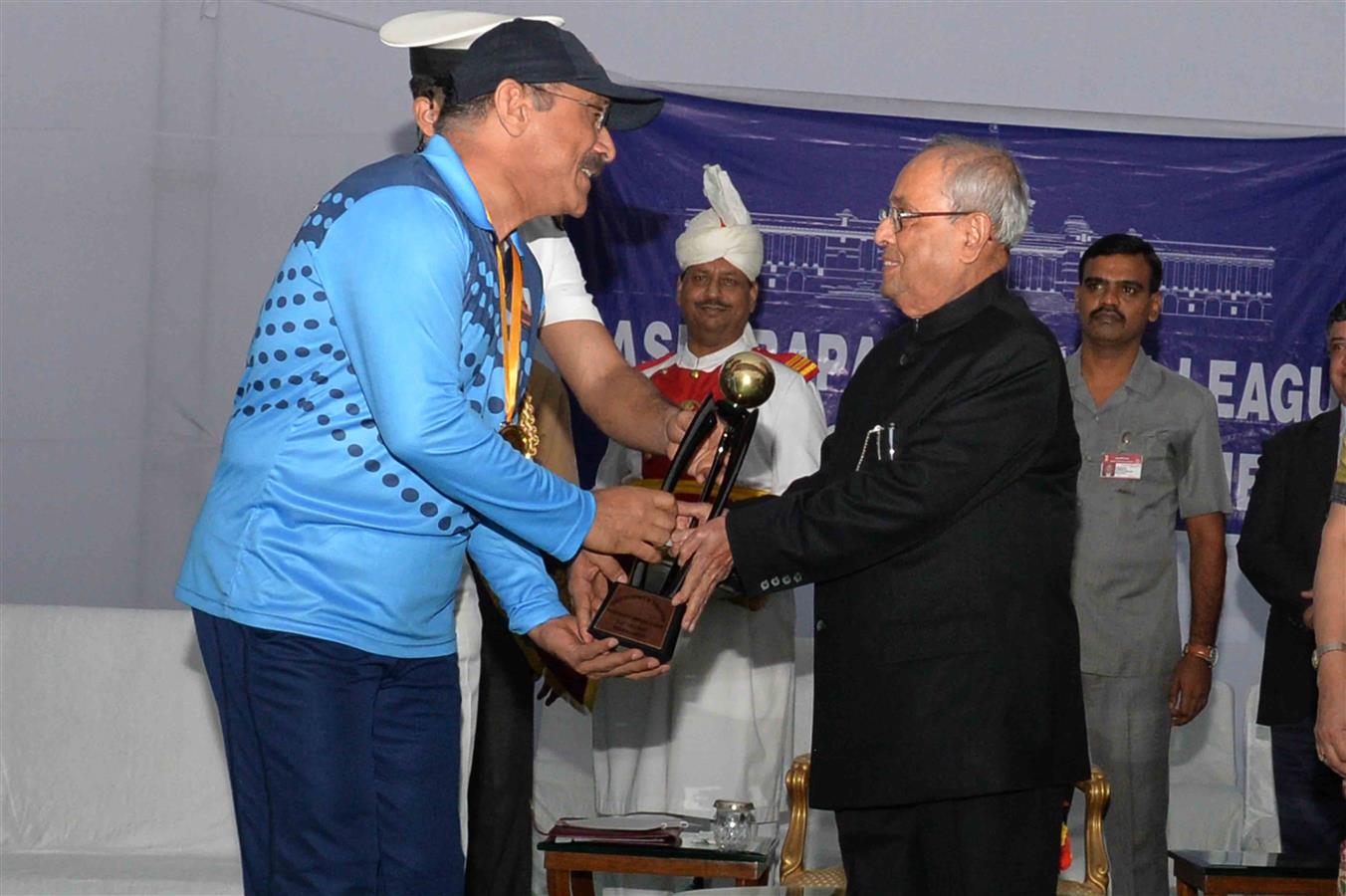 The President of India, Shri Pranab Mukherjee presenting the prizes and trophies to the participant of the Rashtrapati Bhavan League T-20 Cricket Tournament-2016 at President's Estate on November 13, 2016. 