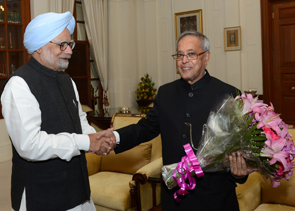 The President of India, Shri Pranab Mukherjee receiving Birthday Greeting from the Prime Minister of India, Dr. Manmohan Singh at Rashtrapati Bhavan in New Delhi on December 11, 2013.